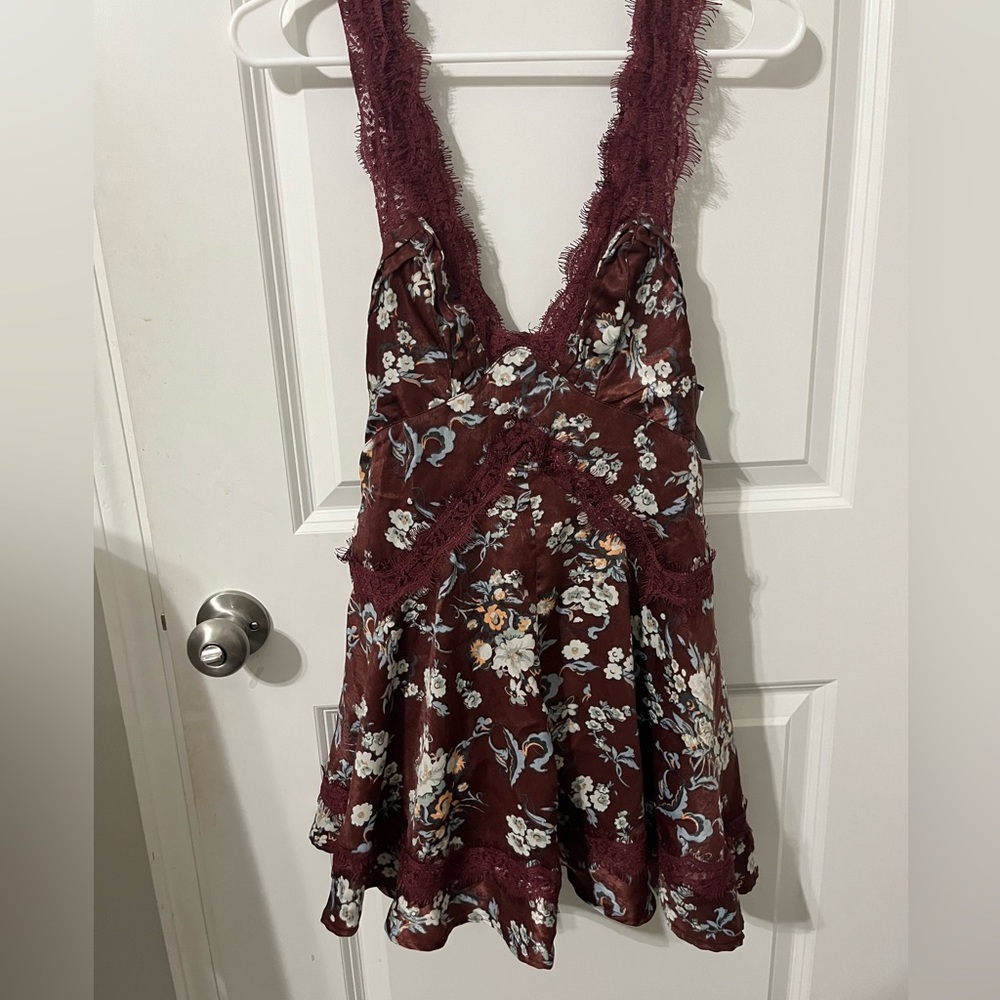 URBAN OUTFITTERS Tiffany Lace Mini Dress Burgundy Size XS‎ NWT - Picture 4 of 7